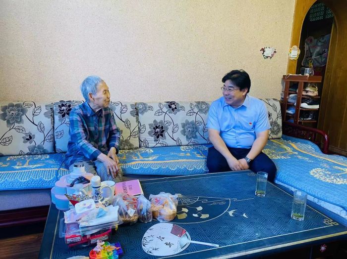 慰问老党员 (4).jpg
